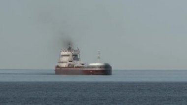 Dolu bir gemi Duluth, Minnesota 'daki Superior Gölü' ne yanaşıyor..