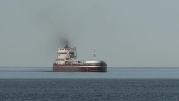 Malmfartyg Med Full Last Ankommer Till Hamnen Vid Lake Superior — Stockvideo