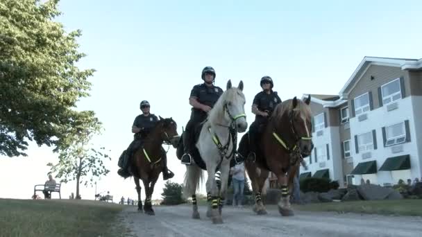 Drie Politieagenten Gemonteerd Paarden Reizen Buurt Als Camera Passeren Duluth — Stockvideo