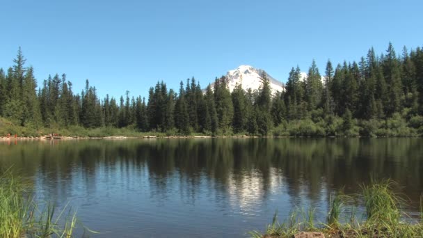 Ampla Tomada Estabelecimento Lago Espelho Floresta Nacional Hood Oregon — Vídeo de Stock
