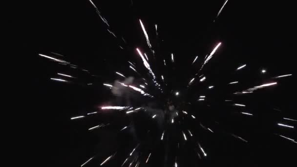 烟火上的各种镜头在夜空中爆炸 — 图库视频影像