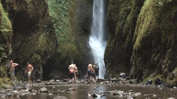 Een Groep Avontuurlijke Onherkenbare Vrienden Vinden Een Prachtige Waterval Lagere — Stockvideo