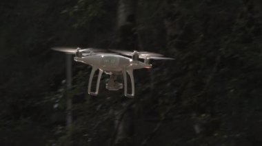 Ormanda uçan orta büyüklükte bir dron..