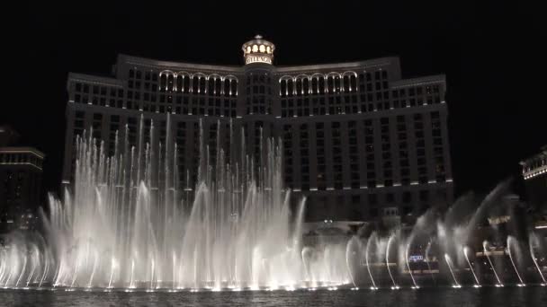 Bellagio Resort Casino Entretiene Por Noche Con Épico Espectáculo Fuentes — Vídeos de Stock