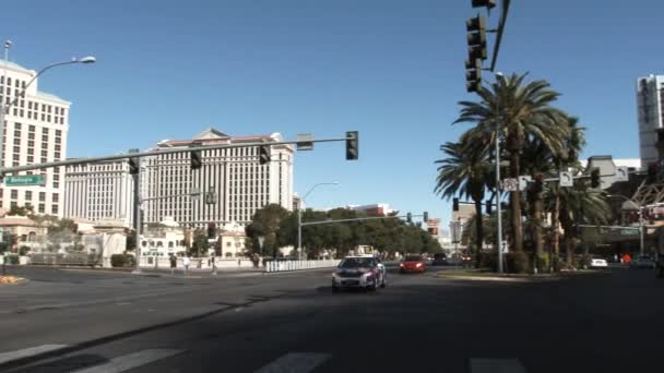 Camera Pans Traffic Driving Front Bellagio Hotel Casino Las Vegas — Stock Video