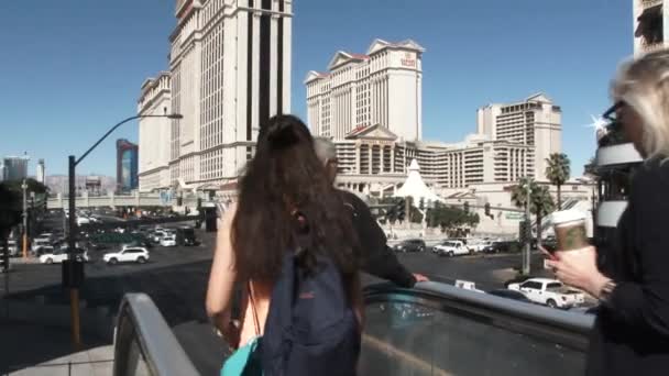 Emberek Sétálnak Mozgólépcsőznek Las Vegas Stripen Caesars Palace Mellett — Stock videók