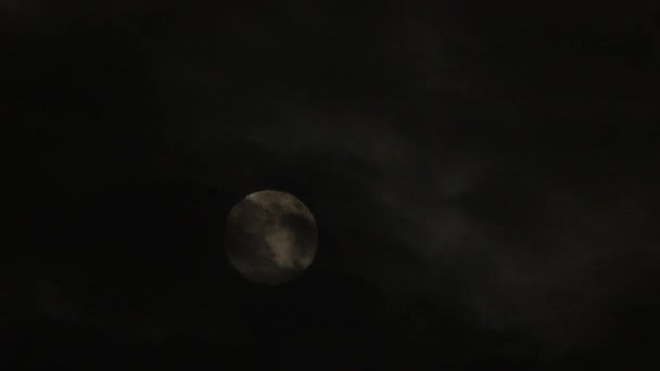 4K Période de pleine lune brillante et belle se levant par nuit sombre et nuageuse, transition vers une obscurité complète.