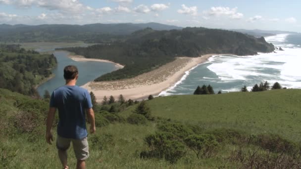 Hombre Disfruta Una Caminata Vista Desde Alto Del Océano Pacífico — Vídeo de stock