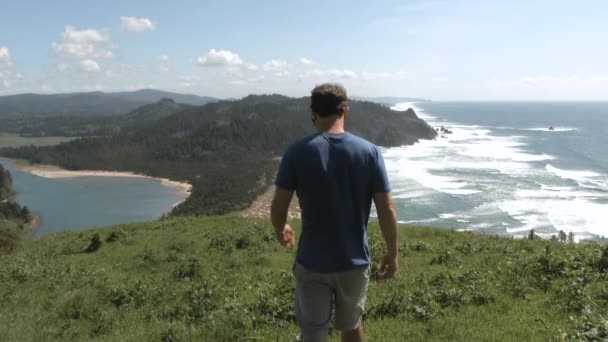 Person Walks Out Enjoy Beautiful View High Pacific Ocean Cascade — Stock Video