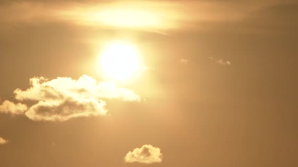 4K太阳落山的时间大致是在晴朗的日子里 一些云彩在温暖 黄色的天空中掠过 — 图库视频影像