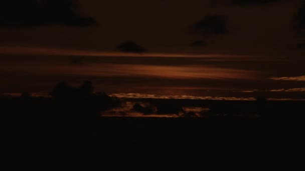 Zeitraffer Von Sonnenaufgang Hinter Verschiedenen Wolkenschichten Nacht Tag Übergang — Stockvideo