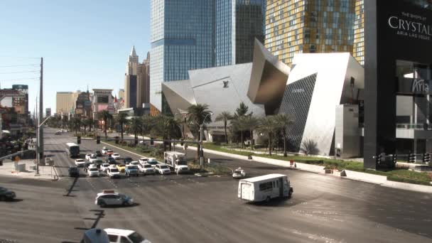 Tráfego Ligeiro Longo Las Vegas Boulevard Perto Aria Lojas Crystals — Vídeo de Stock