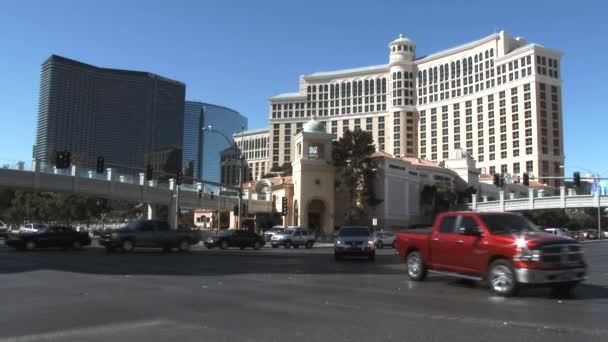 Dagtid Trafik Från Las Vegas Boulevard Framför Bellagio Hotel Casino — Stockvideo