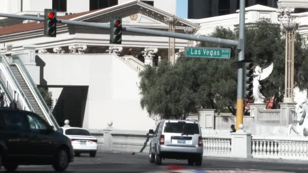 Vehículos Conduciendo Través Intersección Por Caesars Palace Las Vegas Boulevard — Vídeos de Stock