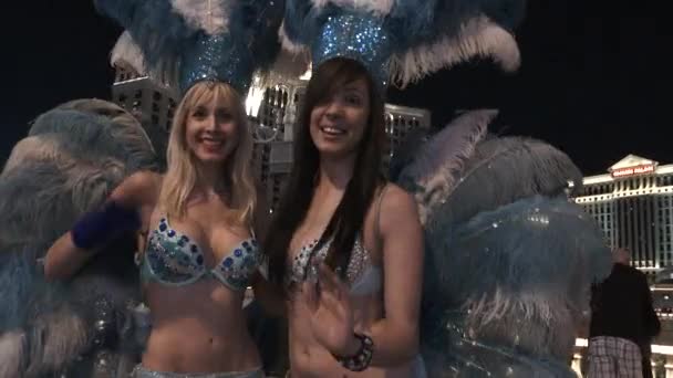 Two Showgirls Out Front Bellagio Hotel Casino Night Welcoming You — Stock Video