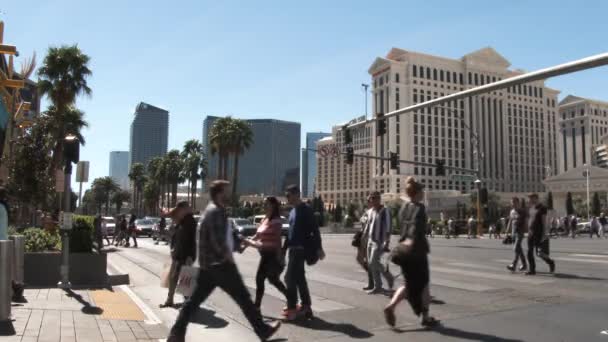Gente Cruzando Calle Coches Pasando Por Las Vegas Boulevard Día — Vídeos de Stock