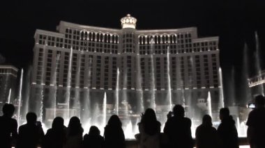 İnsanlar Las Vegas 'taki Bellagio Resort' ta kuyruğa girip finale kalan ünlü fıskiyeyi izliyorlar..