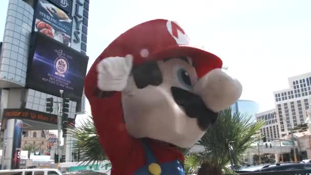 Mario Rezygnuje Przywitania Tańca Ulicach Centrum Las Vegas — Wideo stockowe