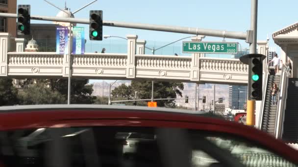 Las Vegas Boulevard Traffic Commuting Downtown Intersection — Stock Video