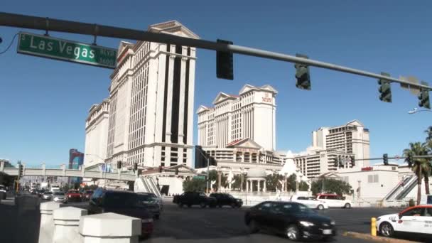 Der Verkehr Rast Auf Dem Las Vegas Boulevard Caesars Palace — Stockvideo