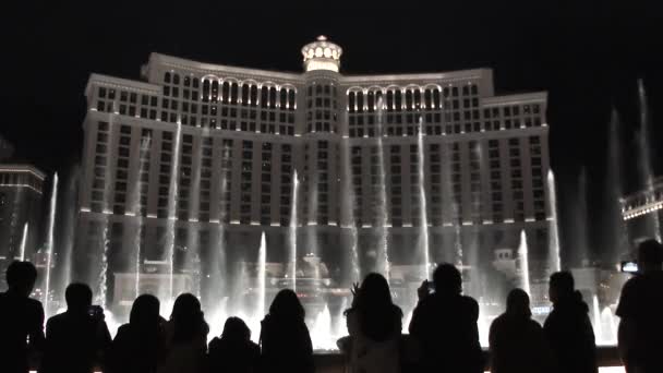 Orang Orang Berbaris Bellagio Resort Las Vegas Untuk Menonton Pertunjukan — Stok Video