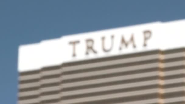 Rack Foco Perto Zoom Para Fora Trump International Hotel Las — Vídeo de Stock