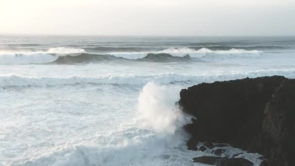 Μεγάλα Κύματα Συντρίβονται Στην Ακτή Του Όρεγκον Στη Νότια Προβλήτα — Αρχείο Βίντεο