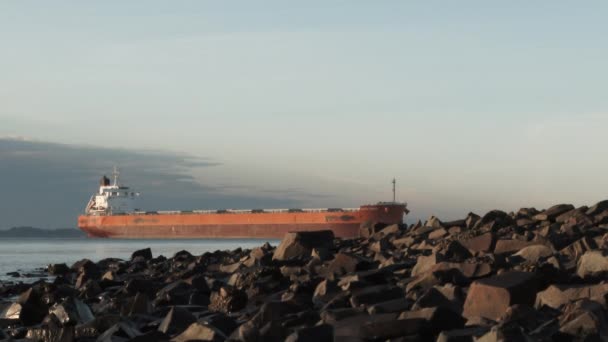 从太平洋驶入哥伦比亚河畔俄勒冈州阿斯托里亚的大型货轮 — 图库视频影像