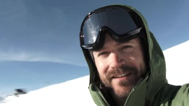 Model Zwolniony Człowiek Uśmiecha Się Podczas Kręcenia Się Hood Oregonie — Wideo stockowe