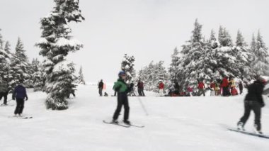 Bir grup kayakçı ve kayakçı Oregon 'daki Hood Dağı' ndaki Timberline kayak merkezinde taze karın keyfini çıkarıyorlar..