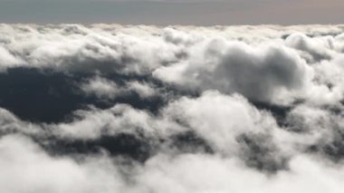 Pasifik 'in kuzeybatısında bulutlar Oregon' daki yüksek yükseklik perspektifinden geçiyor, zaman aşımı.