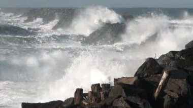 Büyük dalgalar Oregon sahiline çarpıyor Columbia Nehri 'nin güney kanadında.