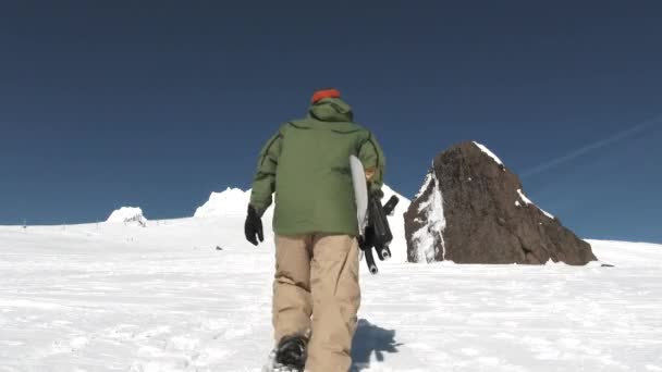 Person Wandert Allein Auf Den Schneebedeckten Hood Richtung Gipfel Einem — Stockvideo