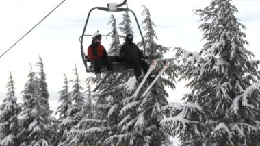 Oregon Timberline, Hood Dağı 'nda kayak asansörüne binen bir sürü insan var..