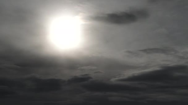Nubes Oscuras Espeluznantes Llenan Cielo Con Sol Cada Vez Más — Vídeo de stock