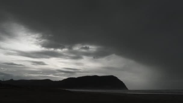 Nubes Lluvia Viajan Sobre Costa Oregon Seaside Lapso Tiempo — Vídeo de stock