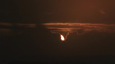 4K Gündoğumu, Oregon sahilinden Pasifik Okyanusu üzerinde gece gündüz bulutlu bir sabahta zaman aşımına uğrar..