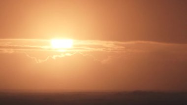 4K Günbatımı, Oregon Sahili 'nden Pasifik Okyanusu üzerinde gece gündüz bulutlu bir gecede zaman aşımına uğrar..