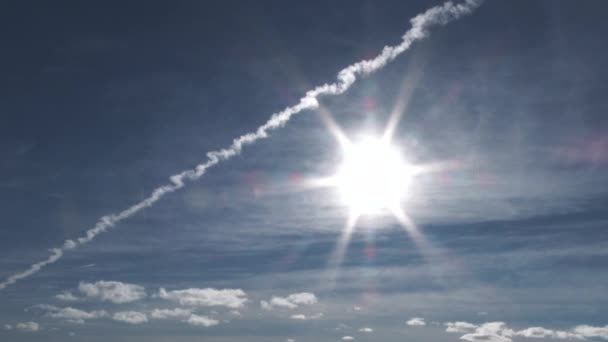 Sol Brilhando Céu Azul Dia Transições Para Completar Preto — Vídeo de Stock