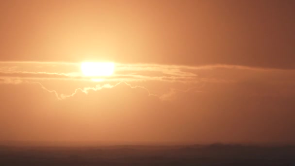 4K Coucher de soleil au-dessus de l'océan Pacifique depuis la côte de l'Oregon par une soirée nuageuse, de jour comme de nuit .