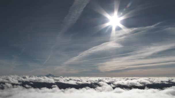 Βουνό Jefferson Κορυφώνεται Πάνω Από Σύννεφα Όπου Ήλιος Λάμπει Υψηλό — Αρχείο Βίντεο