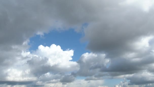 4K积雨云在蓝天中穿行时间的流逝 — 图库视频影像