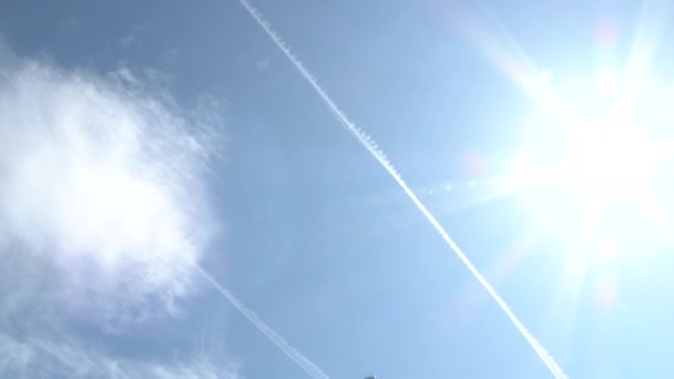 Verkehrsflugzeug Fliegt Sonnigen Tagen Über Dem Blauen Himmel Mit Düsenkondensstreifen — Stockvideo