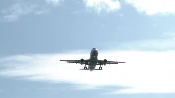 Commercial Airline Plane Flying Overhead Sunny Blue Sky Day — Stock Video