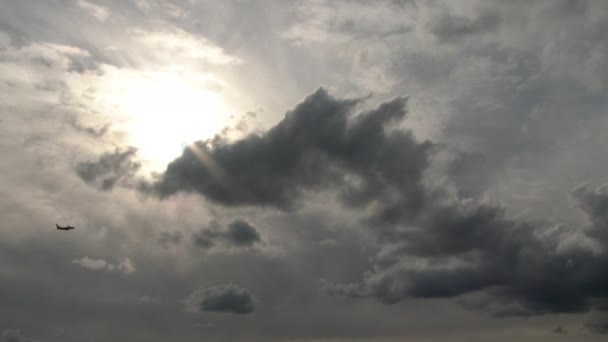 广角的飞机飞走了 飞向广阔的暴风雨的天空 — 图库视频影像