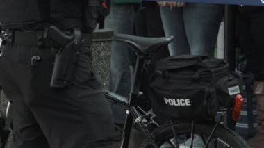 Portland limanı polisi, futbol takımının eve gelişi için kalabalığı kontrol ediyor..