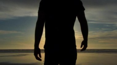 Manken, güneşlenmek ve Oregon 'daki Pasifik Okyanusu' nda dinlenmek için kumlu sahil şeridinde yürüyen birini serbest bıraktı..