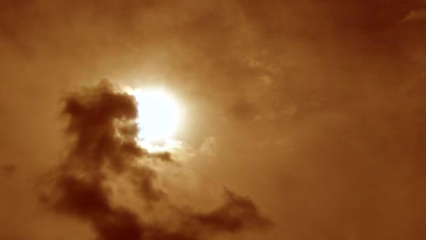 Lapso Tiempo Surrealista Cielo Rojo Con Nubes Oscuras Pasando Sol — Vídeo de stock