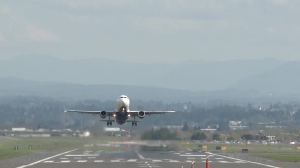 Flugzeug Mit Abflug Vom Portland International Airport — Stockvideo
