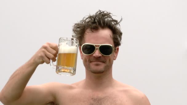 模特儿把一品脱啤酒倒在脸上 因为他就是那么喜欢啤酒 — 图库视频影像
